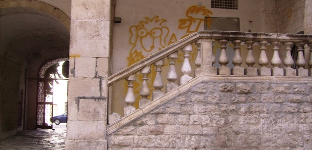 I vandali tornano a colpire: danni a Palazzo De Mari