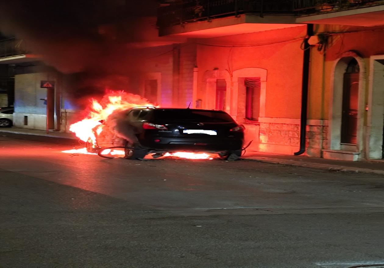 Notte di fine anno ad Acquaviva: un’auto prende fuoco