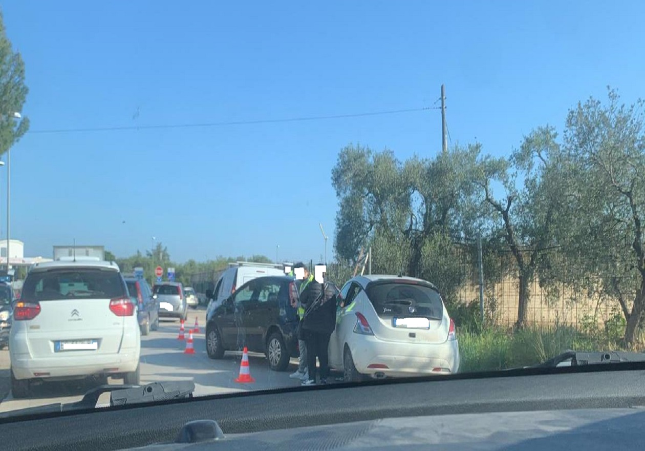 Scontro tra furgone e autovettura sulla strada provinciale Acquaviva-Sannicandro