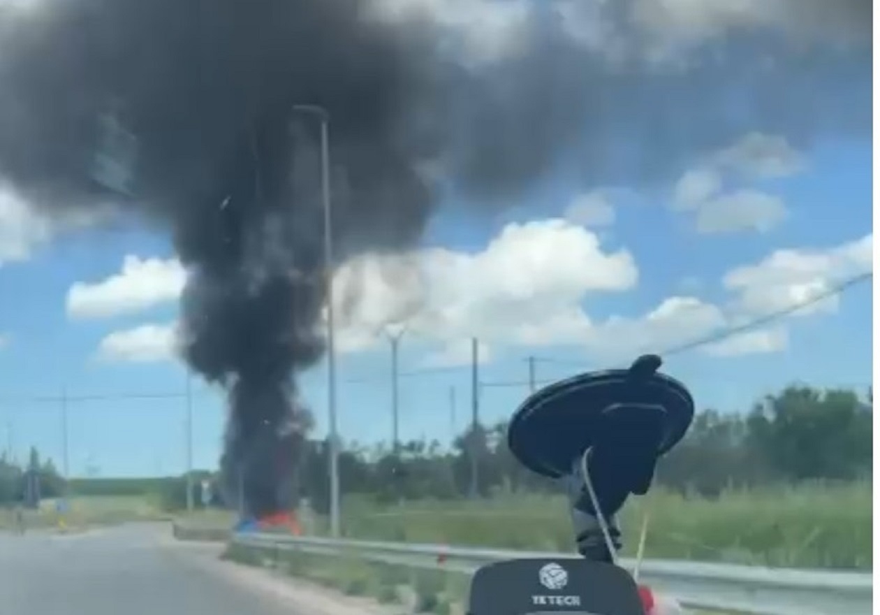Auto in fiamme sulla provinciale tra Acquaviva e Santeramo