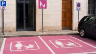 Parcheggi rosa, Pietroforte chiede il pass. Lenoci: «Mancano ancora le regole attuative»