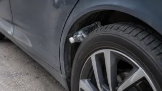 Attenzione alla bottiglietta sulla ruota dell’auto: potrebbe essere un trucco per derubarvi