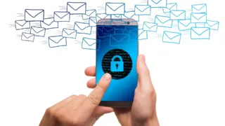 Falso messaggio di Poste sui cellulari: «Il suo conto è in fase di blocco». Attenzione alla possibile truffa